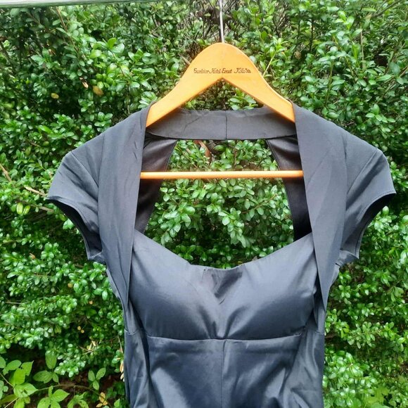 Ruched bodycon short sleeve black midi dress - Picture 2 of 7